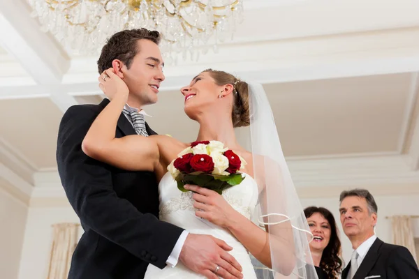 Bruidspaar wachten voor ceremonie — Stockfoto