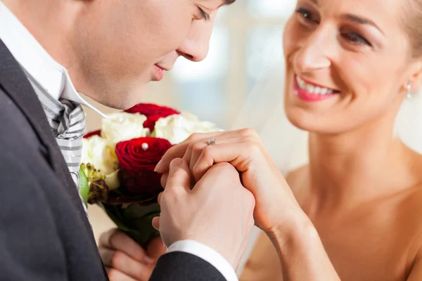 Svatební pár dává příslib manželství — Stock fotografie