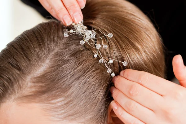 Estilista fixando o penteado de uma noiva — Fotografia de Stock