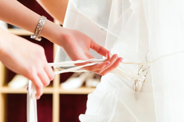 Невеста в магазине одежды для свадебных платьев — стоковое фото