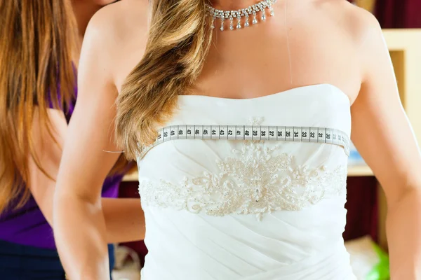 Braut im Kleiderladen für Brautkleider — Stockfoto