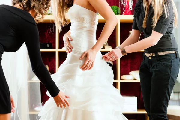 Bride at the clothes shop for wedding dresses — Stockfoto