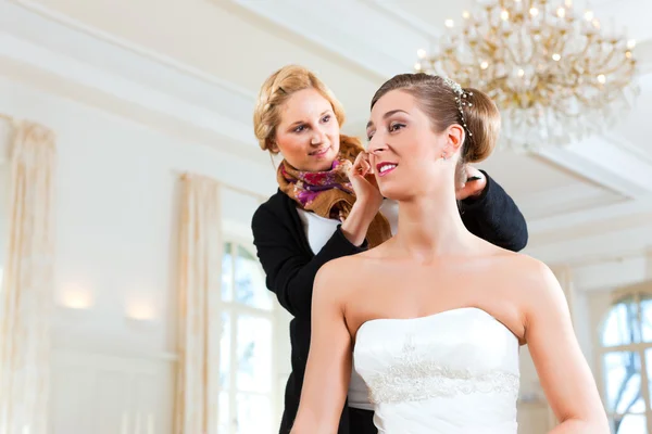 Estilista fixando o penteado de uma noiva — Fotografia de Stock