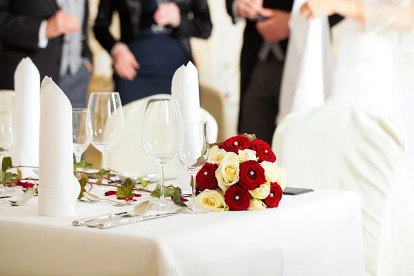 Tisch bei einem Hochzeitsmahl — Stockfoto