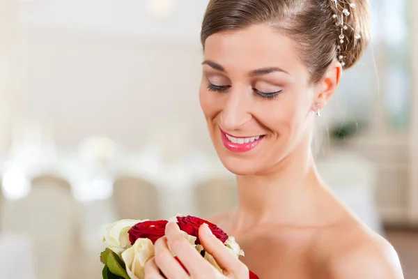 Sposa con bouquet da sposa — Foto Stock