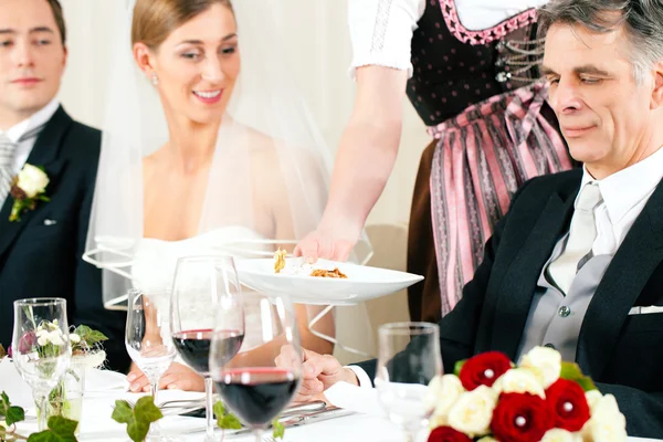Wedding party at dinner — Stock Photo, Image