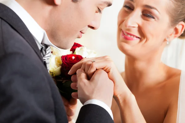 Boda pareja dando promesa de matrimonio — Foto de Stock