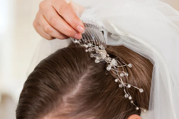 Estilista fijando el peinado de una novia — Foto de Stock