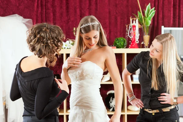 Noiva na loja de roupas para vestidos de noiva Imagem De Stock