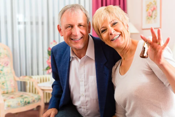 Senior couple in hotel room — Stock Photo, Image