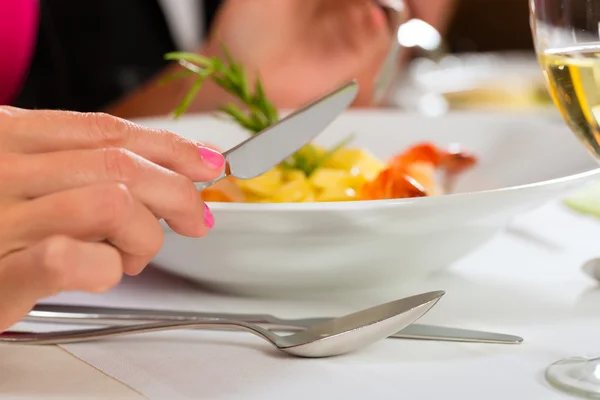 Люди їдять в елегантному ресторані — стокове фото
