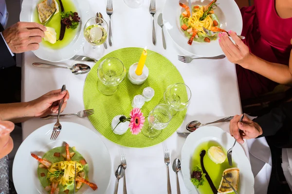 Deux couples dînant au restaurant — Photo