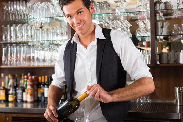 Barman debout derrière le bar — Photo