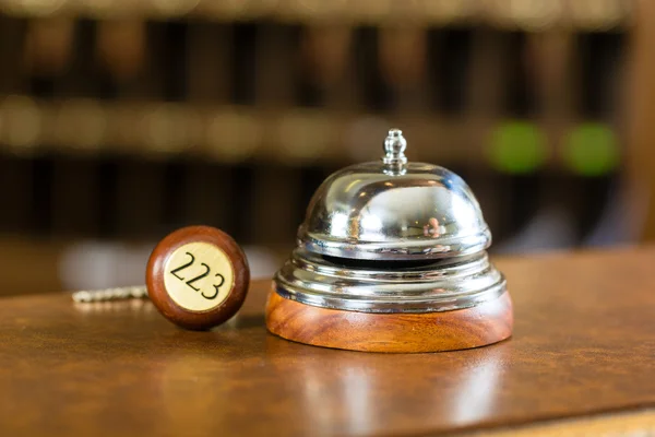 Réception - Cloche et clé de l'hôtel — Photo