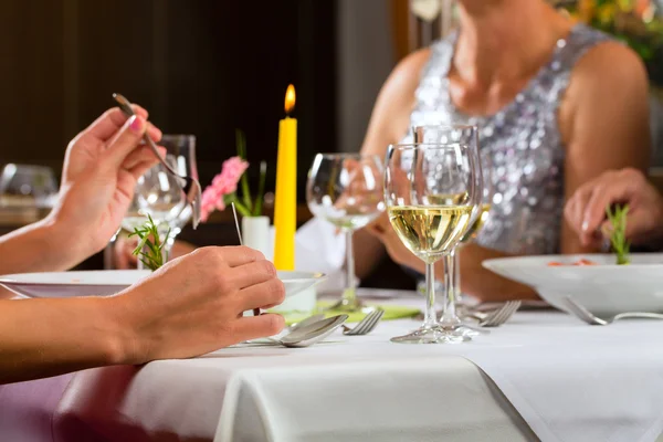 Pessoas jantando em restaurante elegante — Fotografia de Stock