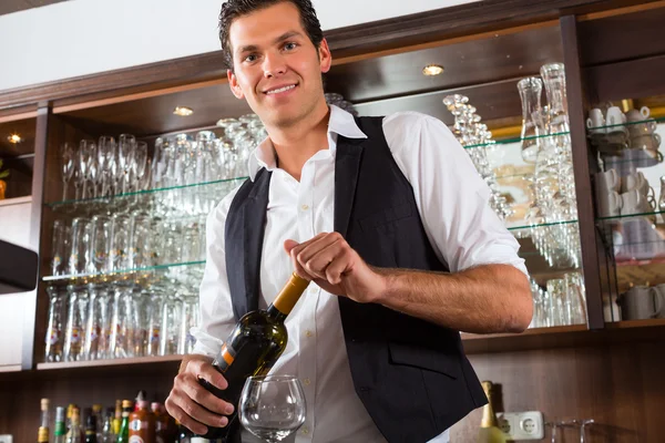 Barman standing behind bar — Stock Photo, Image