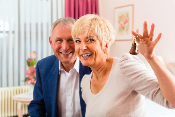 Seniorenpaar sitzt auf Bett — Stockfoto