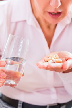 Kıdemli İlaçlama hapları ile evde