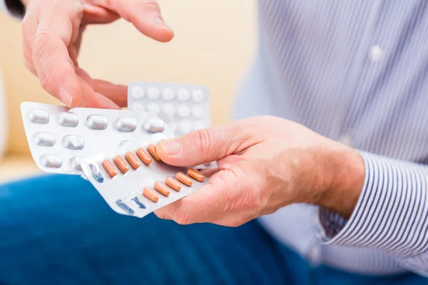 Medicamento para personas mayores con pastillas —  Fotos de Stock