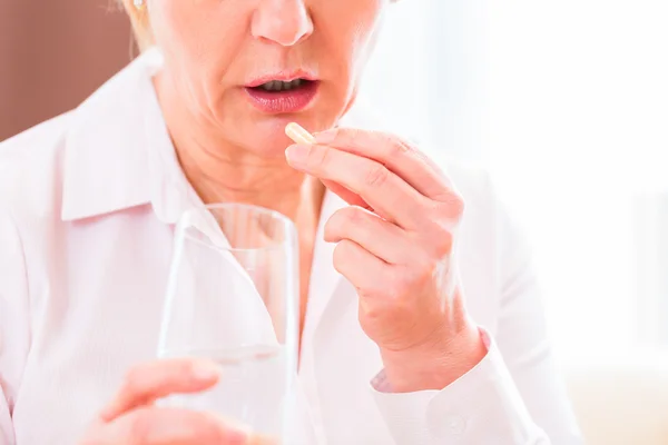 Senior medicate with pills at home — Stock Photo, Image