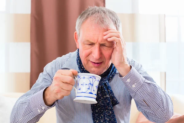 Uomo anziano che beve tè — Foto Stock