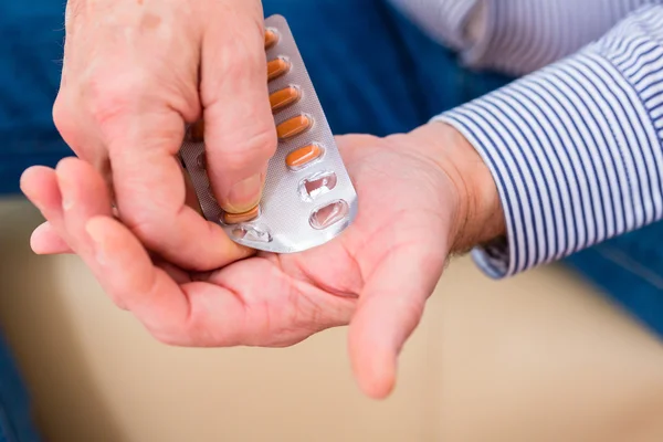 Senior mit Tabletten medikamentös behandelt — Stockfoto