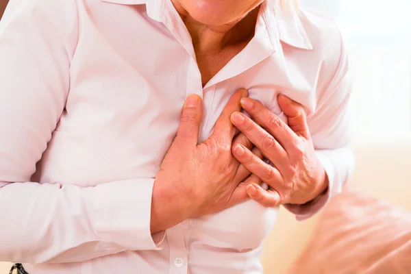 Mujer mayor teniendo un ataque al corazón — Foto de Stock