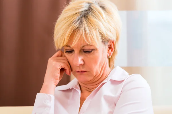 Mujer mayor con dolor de cabeza o dolor — Foto de Stock