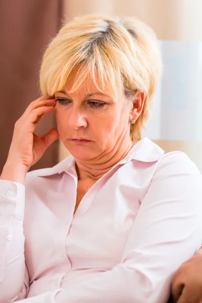 Seniorin mit Kopfschmerzen oder Schmerzen — Stockfoto