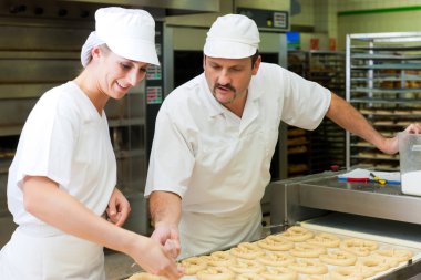 Kadın ve erkek baker ekmek içinde