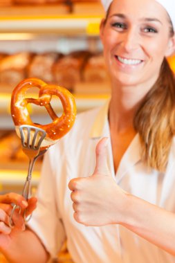 Satış temsilcisi fırında ekmek paketleme