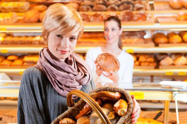 Kadın müşteriyle yapılan ekmek satış temsilcisi