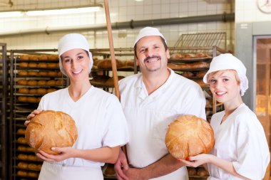 Baker ekibi ekmek ile