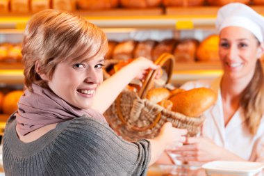 Kadın müşteriyle yapılan ekmek satış temsilcisi