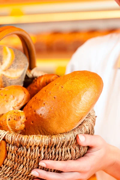 Ženské baker prodej chleba — Stock fotografie