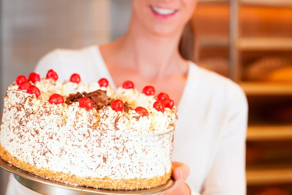 Vrouwelijke baker of gebak chef-kok — Stockfoto