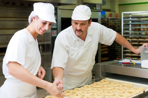 Panadero femenino y masculino en panadería — Foto de Stock