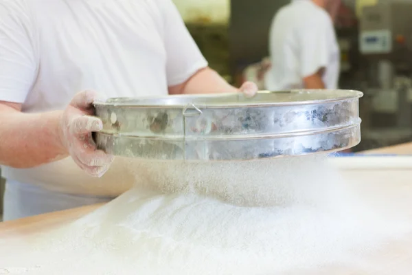 Male baker baking bread — Stock Photo, Image