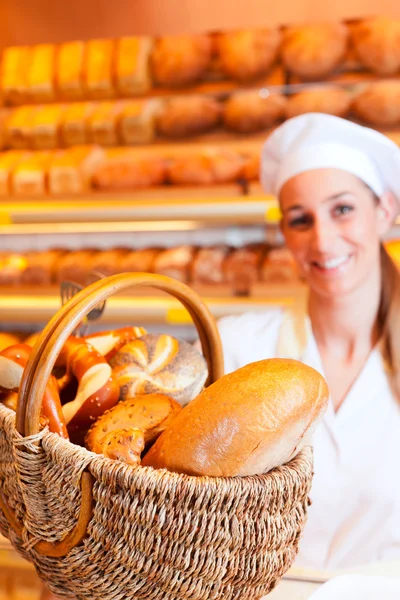 Femme boulangère dans sa boulangerie — Photo