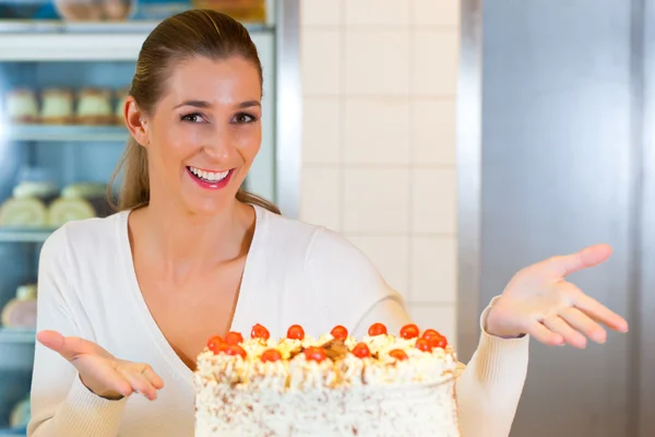 Vrouwelijke baker of gebak chef-kok — Stockfoto