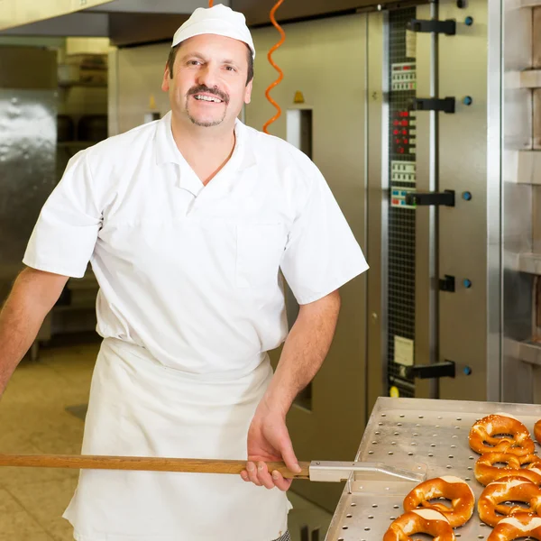 Baker v pekárně, pečení chleba — Stock fotografie