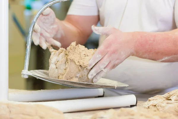 Mannelijke baker brood bakken — Stockfoto