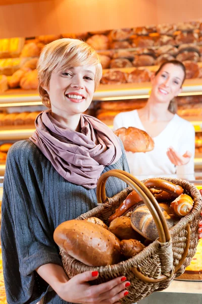 Verkäuferin mit Kundin in Bäckerei — Stockfoto