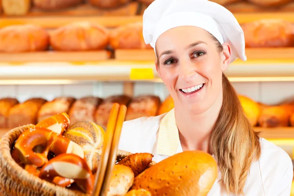 Boulanger féminin vendant du pain — Photo
