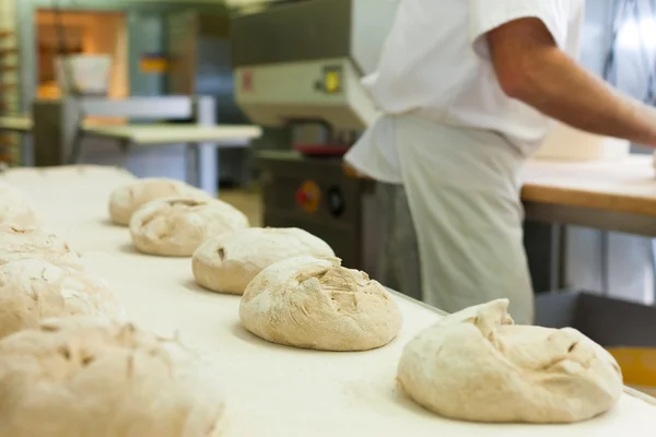 Mannelijke baker brood bakken — Stockfoto