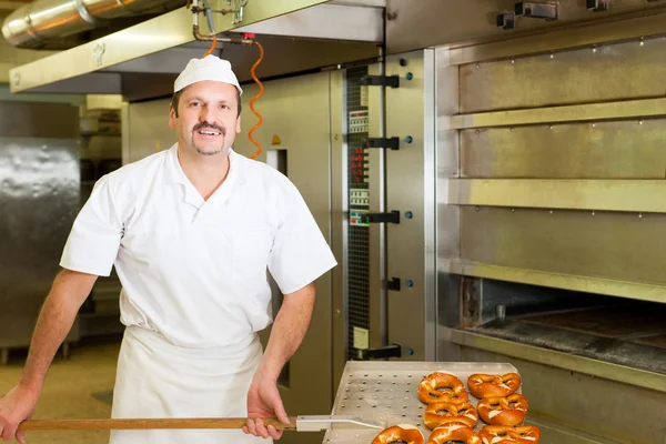 Bäcker in Bäckerei backt Brot — Stockfoto