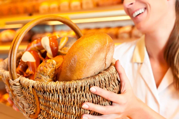 Female baker selling bread — Stock Photo, Image