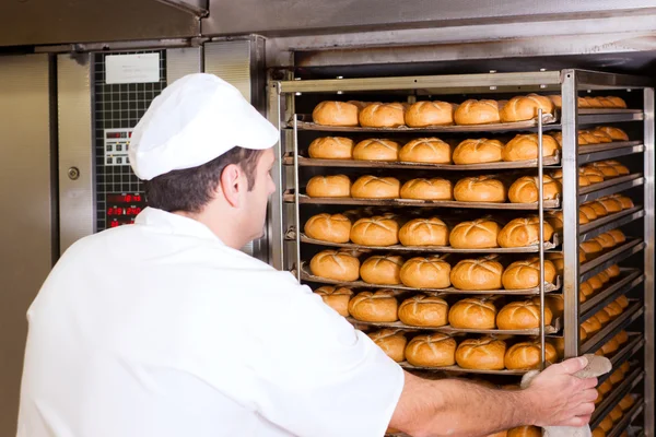 Bäcker in seiner Bäckerei — Stockfoto