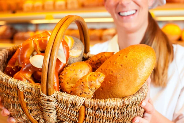 Panadero hembra vendiendo pan — Foto de Stock