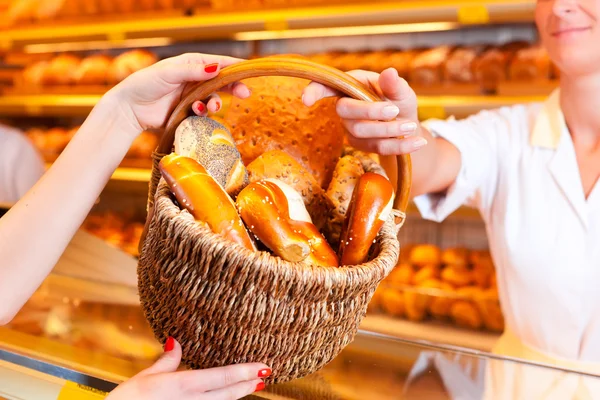 Salesperson dengan pelanggan wanita di toko roti — Stok Foto